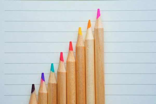 Gráfico de crecimiento con lápices sobre papel, primer plano —  Fotos de Stock
