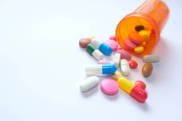 Multi färg piller spillning från behållare, närbild — Stockfoto