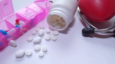 Konteynırdan dökülen beyaz renkli haplar, kapatın.