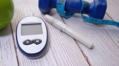  Diyabet için kan şekeri ölçümü, beyaz üzerine dambıl 