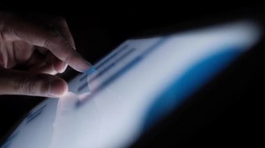Dijital tablet üzerinde insan eli analiz grafiğini kapat 