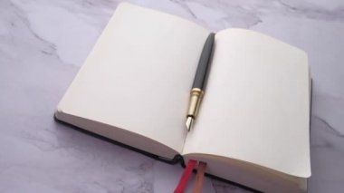 Dolmakalem ve çay fincanı ile açık günlük 