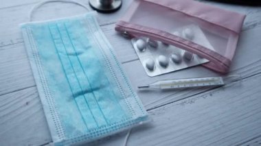 Laboratuvarda ilaç ve test tüpleriyle üst görüş masası.