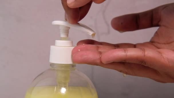 Handen wassen wrijven met zeep man voor corona virus preventie — Stockvideo