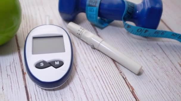 Bloedglucosemeting bij diabetes, halter op wit — Stockvideo