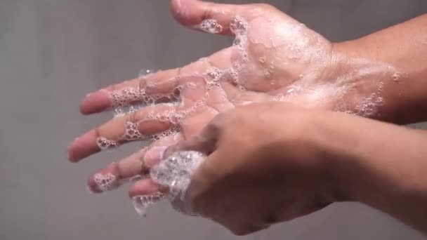 Коронавирусная пандемия профилактики мыть руки с мылом теплой водой — стоковое видео
