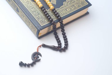 Beyaz arka planda boncukları olan Holly Kur 'an, kapat