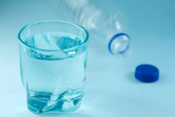 Agua de bebida fresca purificada con botella sobre fondo de color — Foto de Stock