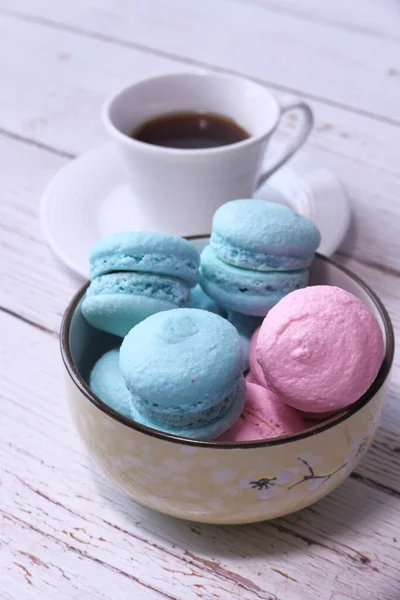 Close up of blue and pink color macaroon in a bowl — Stock Photo, Image