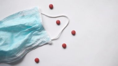 Koronavirüs için kan testi pozitif çıktı. Tıbbi maske, haplar,.