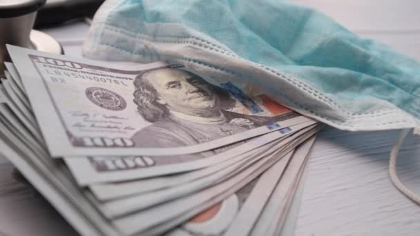 抗病毒外科口罩和钞票放在桌上 — 图库视频影像
