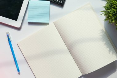 Not defterini aç, dijital tablet sabahın erken saatlerinde masada olsun 