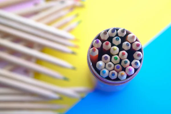 Vista superior de lápis de cor no fundo de cor — Fotografia de Stock