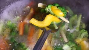 (Onlara) Kaynar sudan bir ziyafet, 