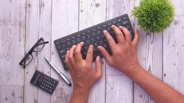 Hombre sosteniendo su dolor de muñeca de usar la computadora. Síndrome de oficina — Vídeo de stock