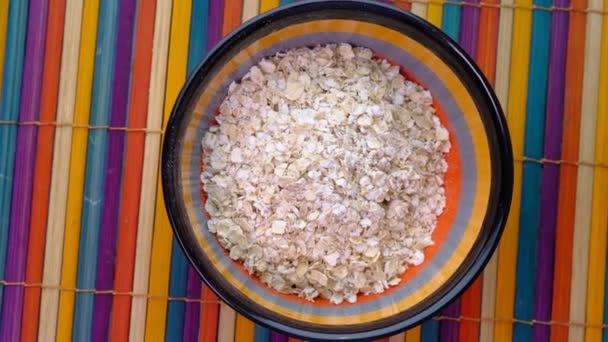 燕麦片在碗中的顶部视图，健康饮食的概念 — 图库视频影像