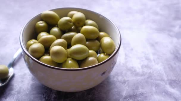 Primer plano de aceituna en un tazón sobre mesa de madera , — Vídeos de Stock