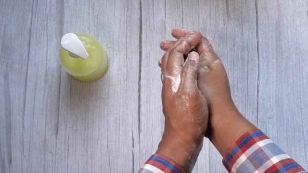 Πλένει τα χέρια τρίβει με σαπούνι άνθρωπος για την πρόληψη του ιού του στέμματος — Αρχείο Βίντεο