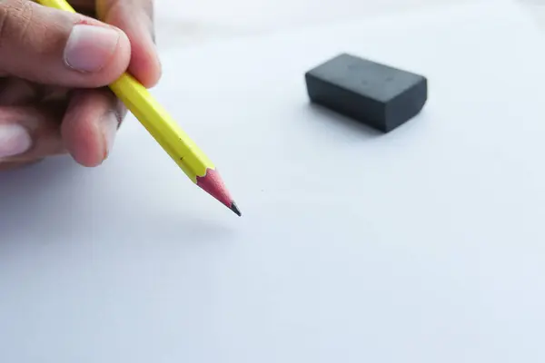 Close-up van mannelijke handschrift met potlood op papier — Stockfoto