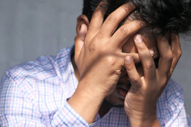 Mutsuz adam yüzünü bana ver, kapat.