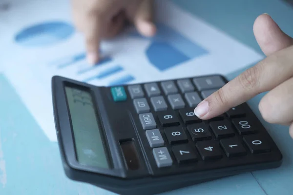 Primer plano de las mujeres utilizando la calculadora en el escritorio de la oficina . — Foto de Stock