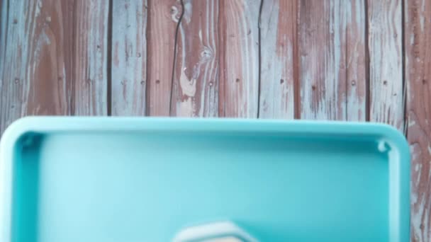 Homme main met verre de lait sur la table en bois — Video