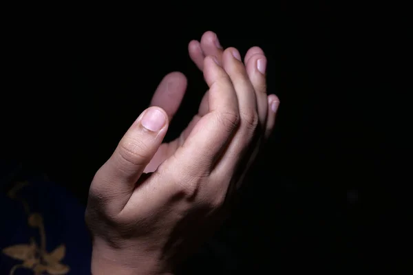 Close up de mulheres mão orando à noite — Fotografia de Stock