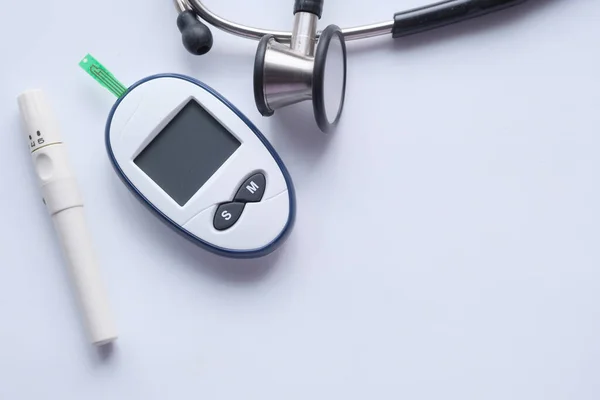 Blodsockermätning för diabetes, piller och stetoskop — Stockfoto