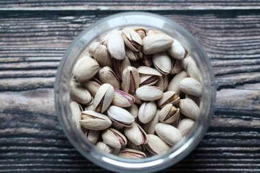 Tahta masadaki kavanozda fıstıklı fıstık manzarası. 