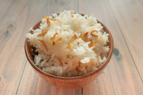 Arroz indio cocido en un tazón sobre una mesa de madera — Foto de Stock