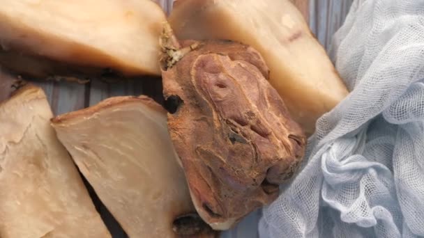 Rebanada de batata hervida en la mesa — Vídeos de Stock