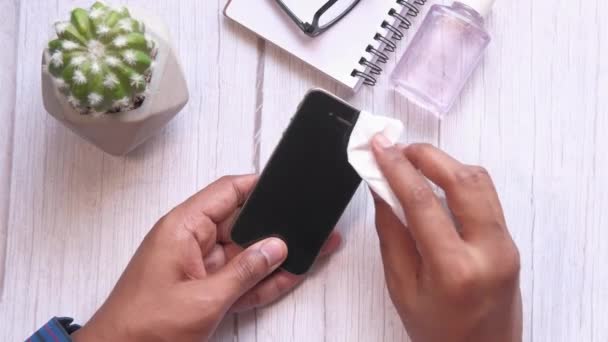 Top view man schoonmaken van smart phone of ziektepreventie. — Stockvideo