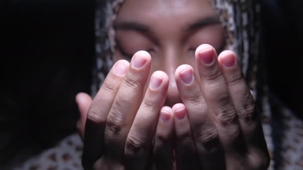 Μουσουλμάνες γυναίκες με μαντήλι κεφαλής προσεύχεται, κλείστε επάνω — Αρχείο Βίντεο