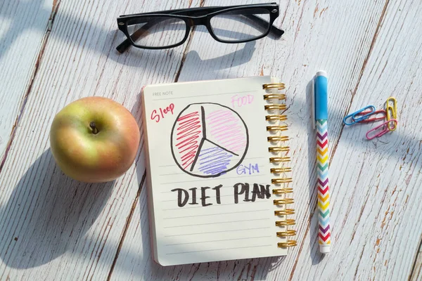 План дієти, меню або програма, яблуко і пончики на столі — стокове фото