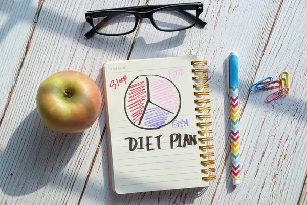 Ernährungsplan, Menü oder Programm, Apfel und Donuts auf dem Tisch — Stockfoto