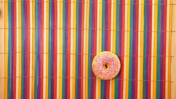 Draufsicht auf Donut und schwarzen Kaffee auf dem Tisch — Stockvideo