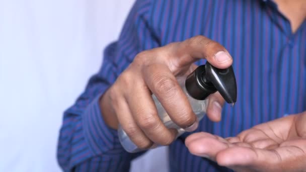 Hombre manos usando lavado manos desinfectante gel dispensador — Vídeos de Stock