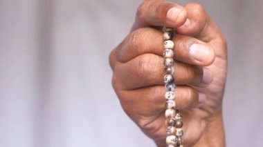 Müslüman adam dua ekmeğiyle dua ediyor. 