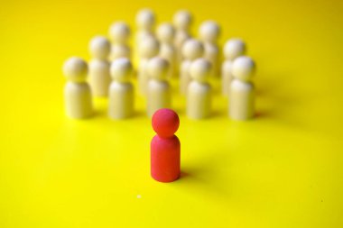 Yuvarlak bir tahta bloğun önünde duran bir sopa..