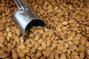 Çiğ ve taze bademi bir kaseye koy. 