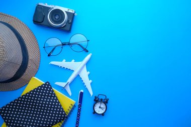 Seyahat aksesuarları beyaz arkaplanda, üst görünümde ayarlandı 