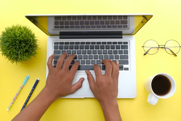 Vista superior del hombre uso de la mano portátil y taza de té sobre fondo de color — Foto de Stock