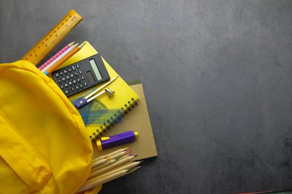 Vue de dessus du sac d'école avec les fournisseurs d'école sur la table — Photo