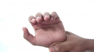 Bileğinde semptomatik ofis sendromu olan yakın bir adam..