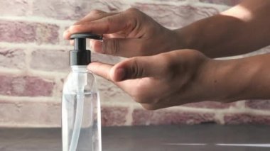 Erkek eli dezenfektan jel makinesi kullanıyor.