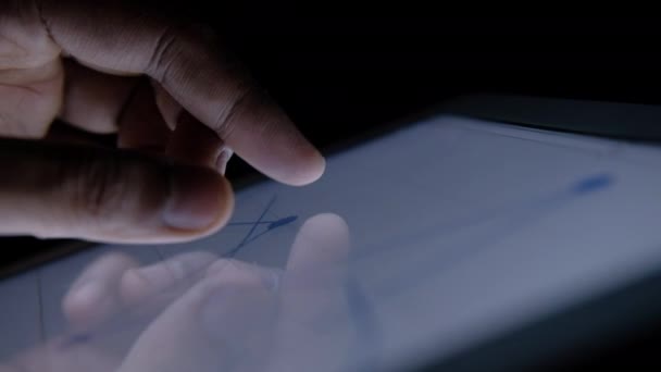 Közeli-ból férfi kéz elemző diagram digitális tabletta — Stock videók
