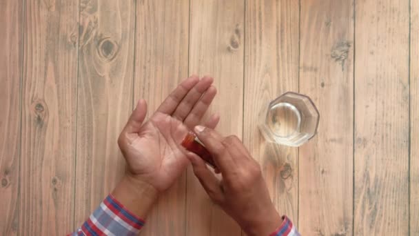 Верхний вид человека рука принимая таблетки — стоковое видео
