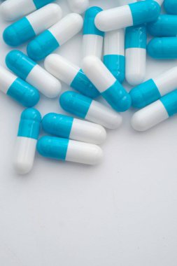 Mavi ve beyaz kapsül hapları döküldü.