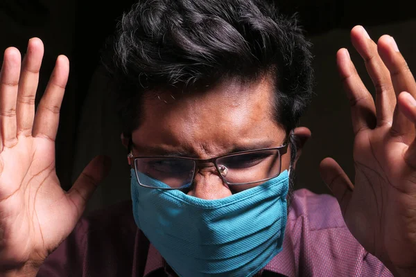 Een gefrustreerde man met een masker op zijn gezicht voor antivirus bescherming — Stockfoto