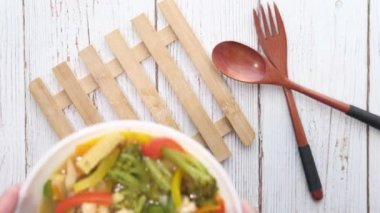 Sebze çorbası masanın üstünde, yakın çekim. 